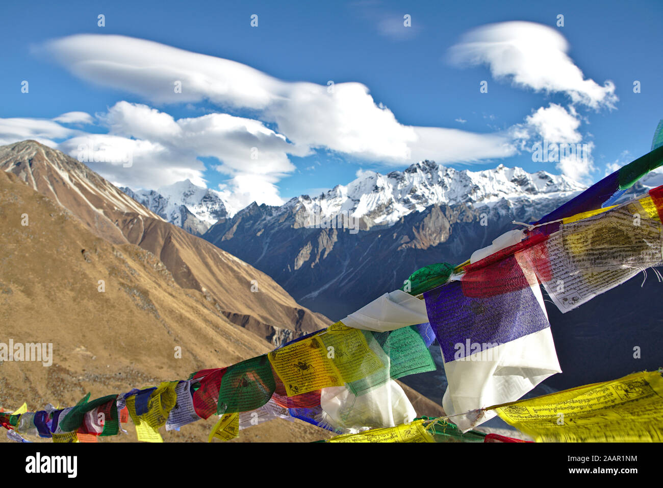 Gebetsfahnen vor schneebedeckten Berge des Langtang Tal (Aufstieg nach Kyanjin Ri) Stockfoto