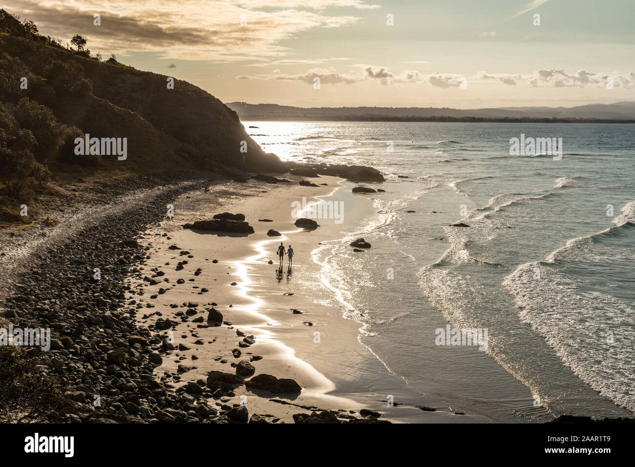 Freunde genießen Sie das Ende eines perfekten Tages, der Sonnenuntergang am Watago, Byron Bay, NSW Stockfoto