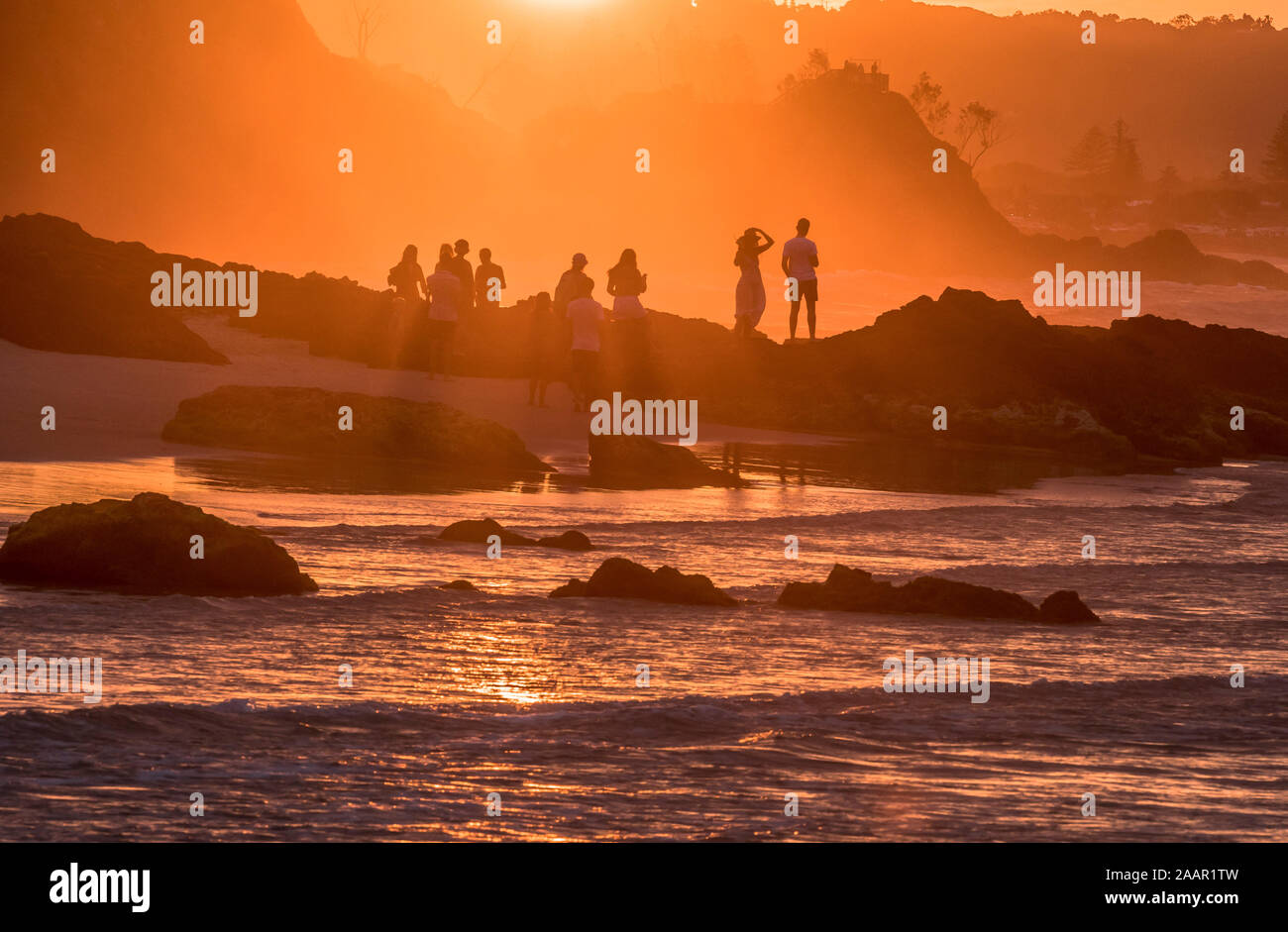 Freunde genießen Sie das Ende eines perfekten Tages, der Sonnenuntergang am Watago, Byron Bay, NSW Stockfoto
