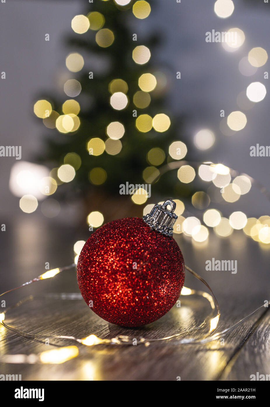 Weihnachtsdekoration mit Baum und Lichter im Hintergrund Stockfoto