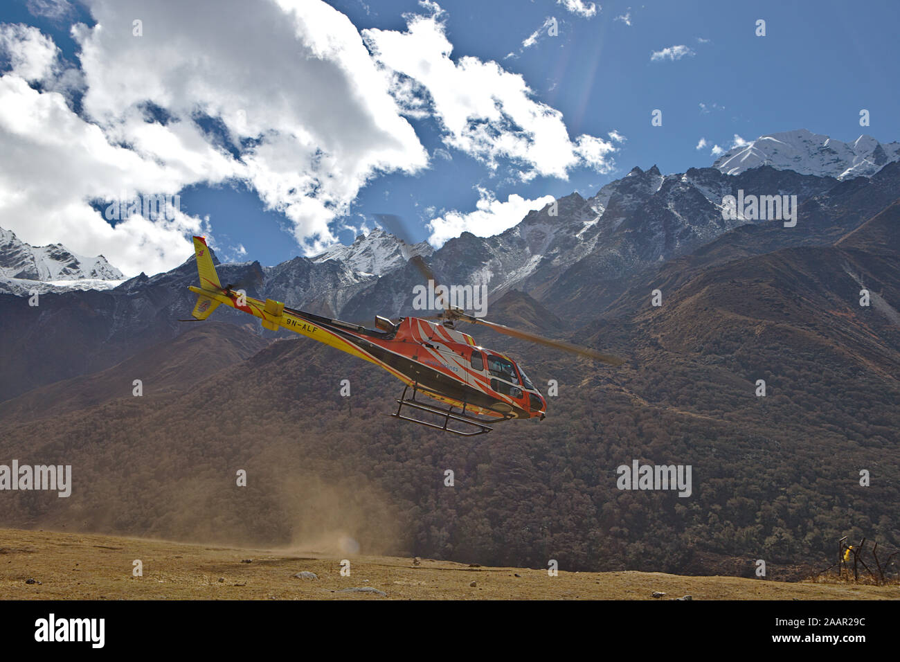 Die roten und gelben Hubschrauber an in Kyanjin Gompa Stockfoto