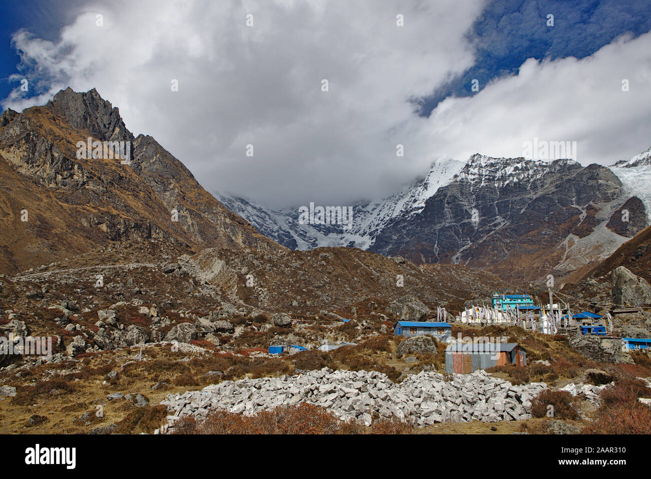 Blick auf einer kleinen Stadt Kyanjin Gompa in die Berge des Langtang Tal eingebettet Stockfoto