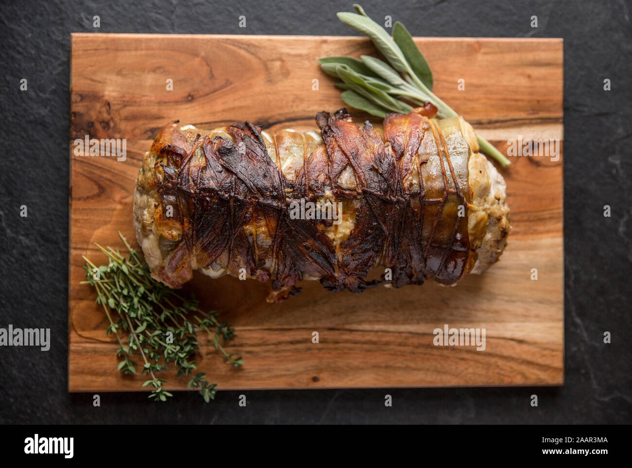 Ein Abschnitt der Meeraal, Meeraal Meeraal, dass mit Schweinefleisch gefüllt wurde mit Zutaten wie Mace, Salbei und Thymian hacken. Es hat gebündelt worden wit Stockfoto