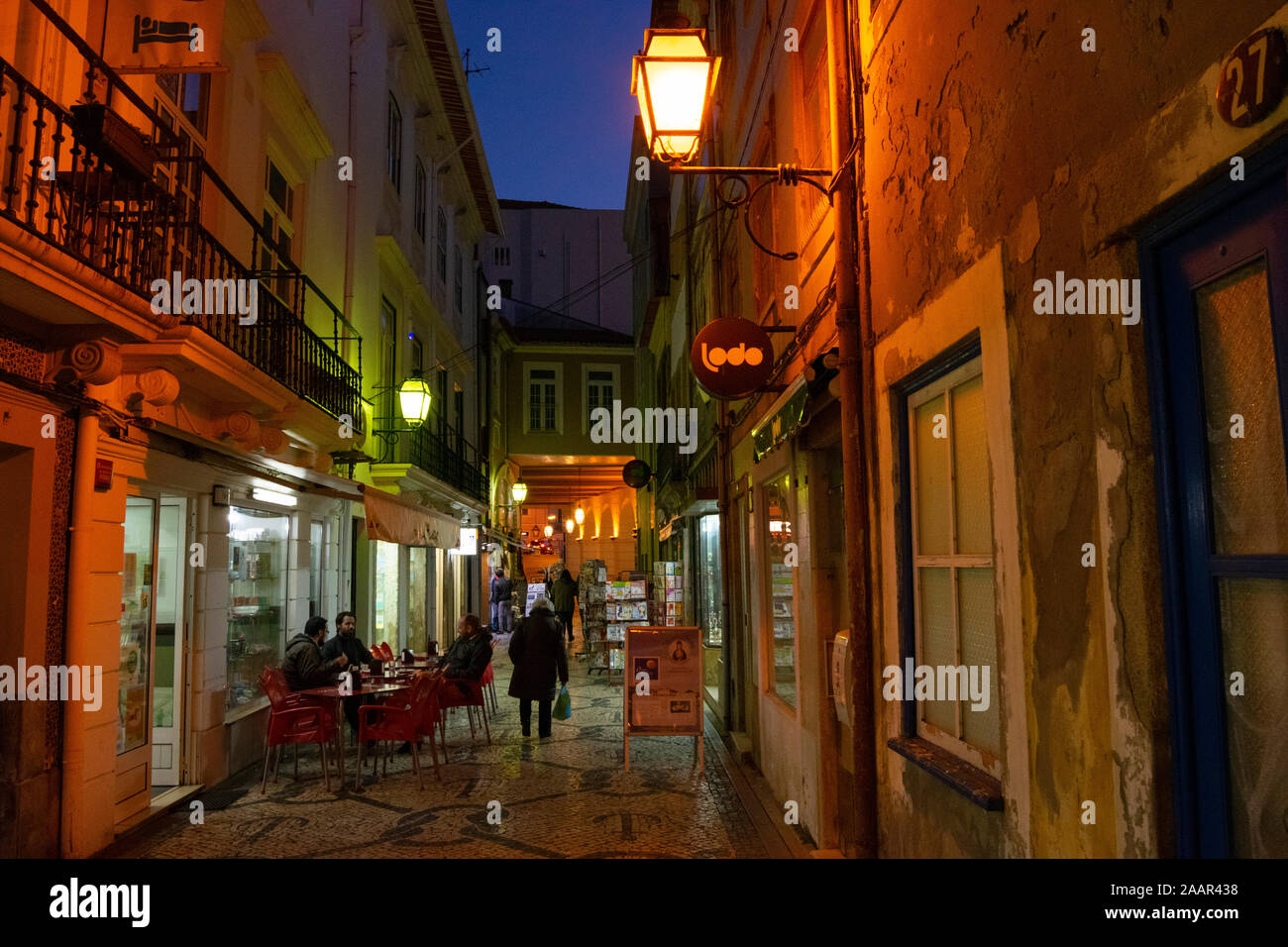 Night Street Szene mit Personen in einem Café in downtwon Aveiro Portugal Stockfoto