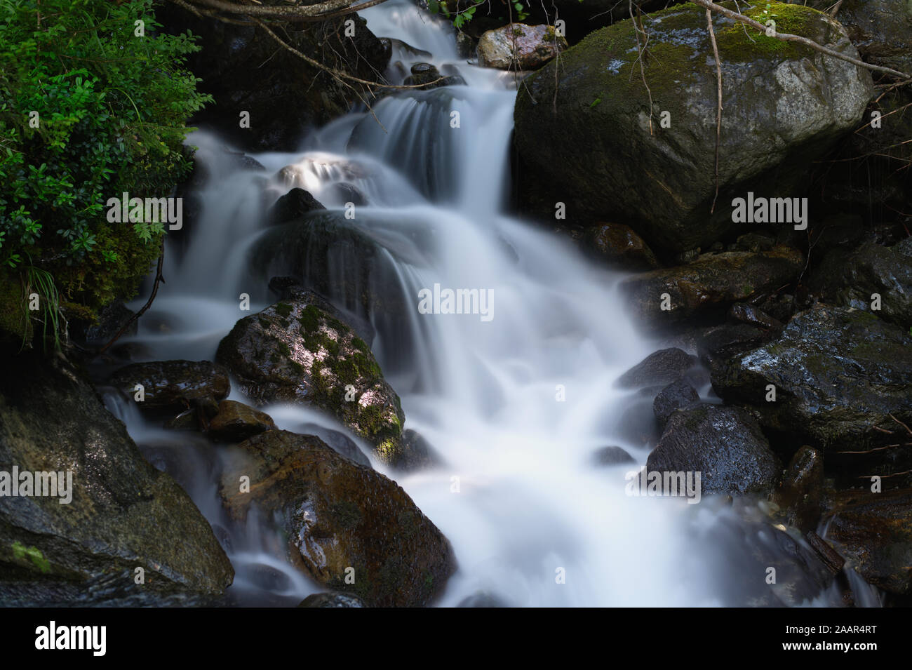 Wasserfall im Wald. Schönen Wasserfällen, langen Belichtungszeit. Stockfoto