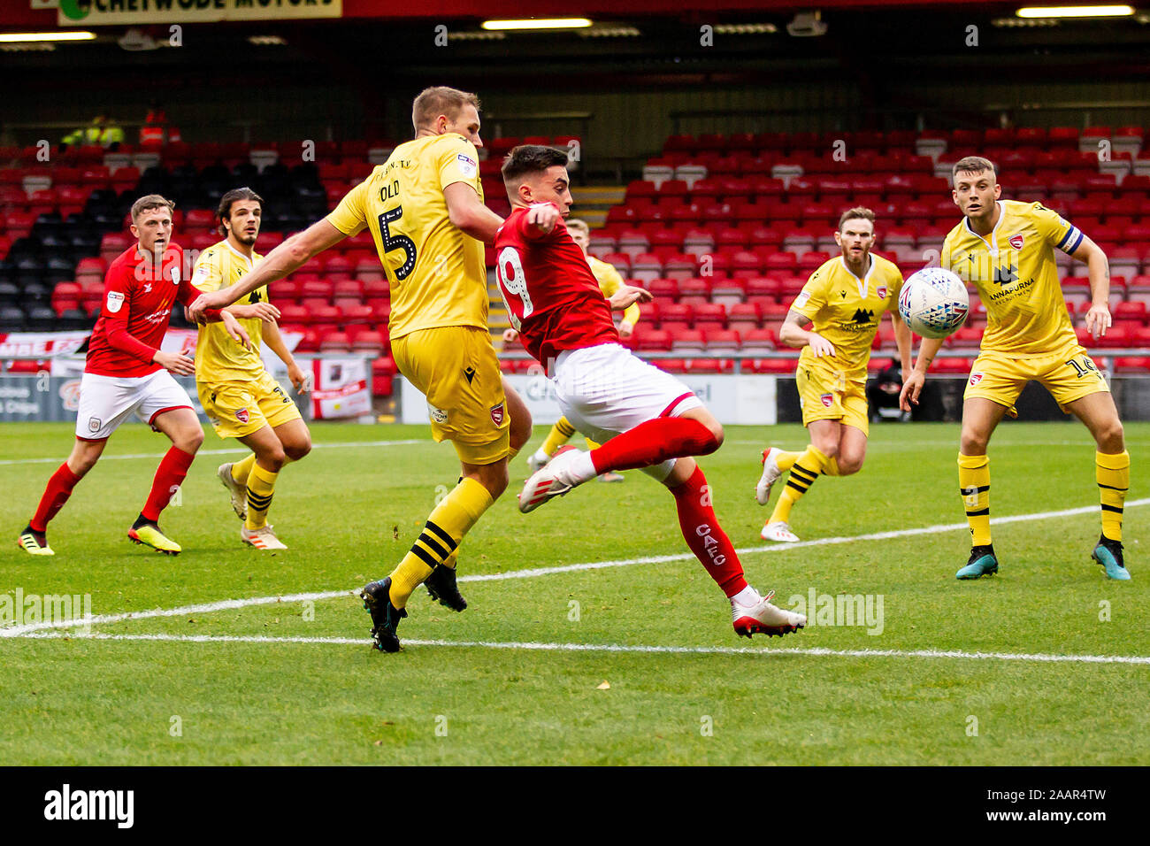 CREWE, ENGLAND 23. NOVEMBER Owen Dale von Crewe Alexandra erhält