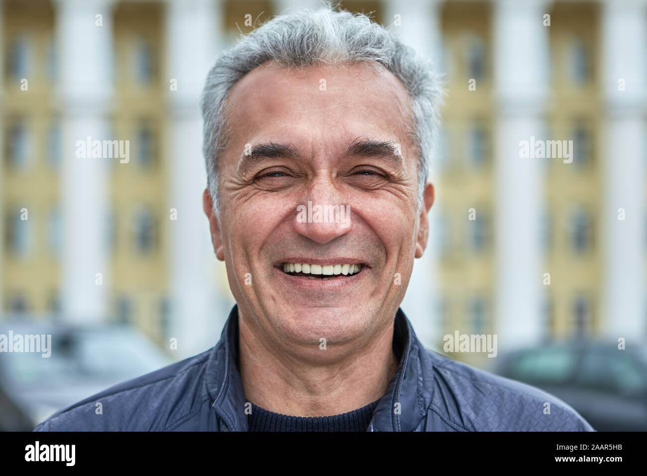 Closeup lachendem Gesicht eines älteren Geschäftsmann, Beamter, Arzt oder tv-Moderatorin. Porträt einer freudigen kaukasischen Mann über fünfzig Jahre, w Stockfoto