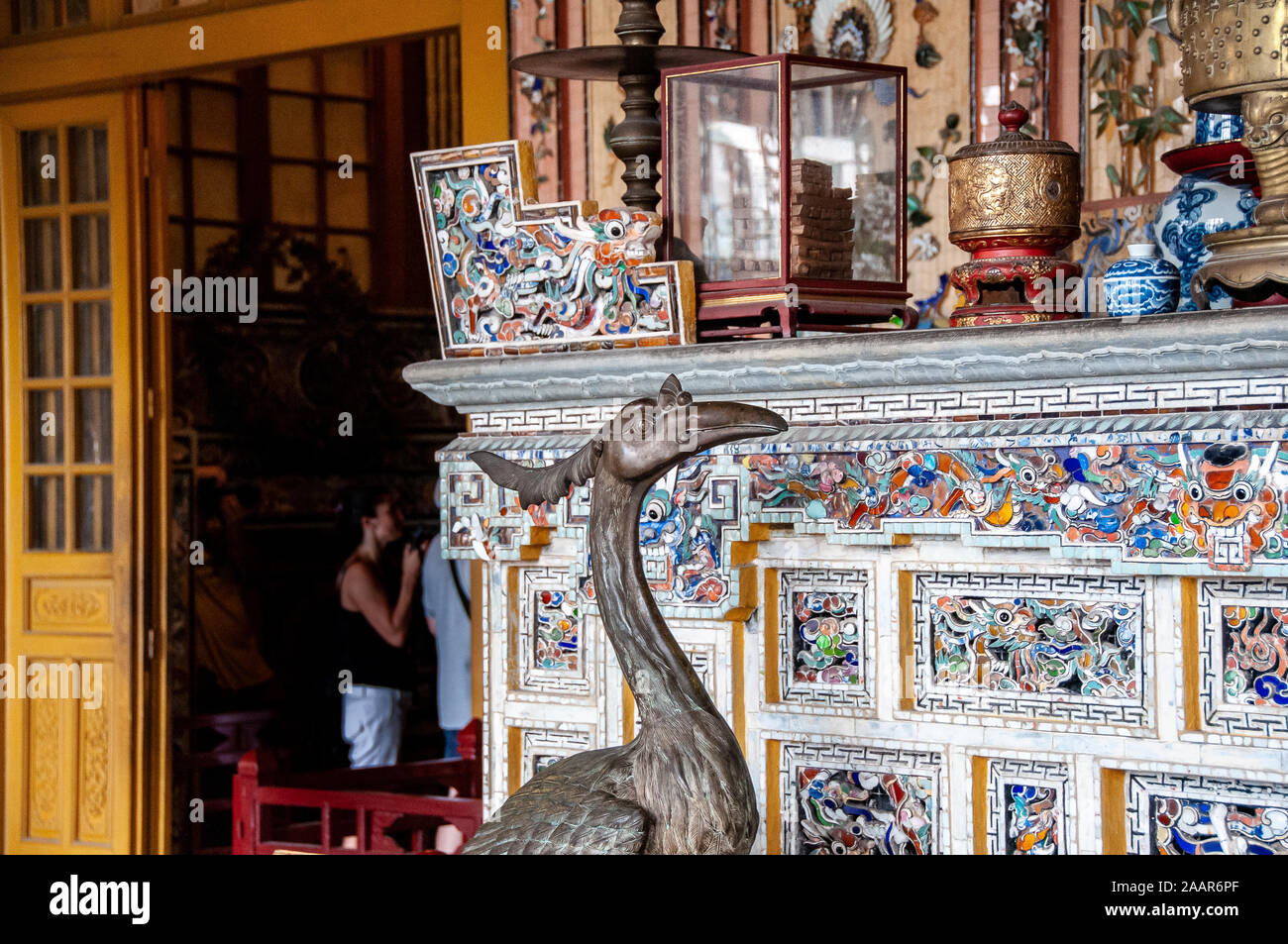 Pfauenstatuen sind vor dem Altar platziert, wo Reliquien und ein Porträt von Kaiser Khai Dinh, in der Nähe von Hué Stockfoto