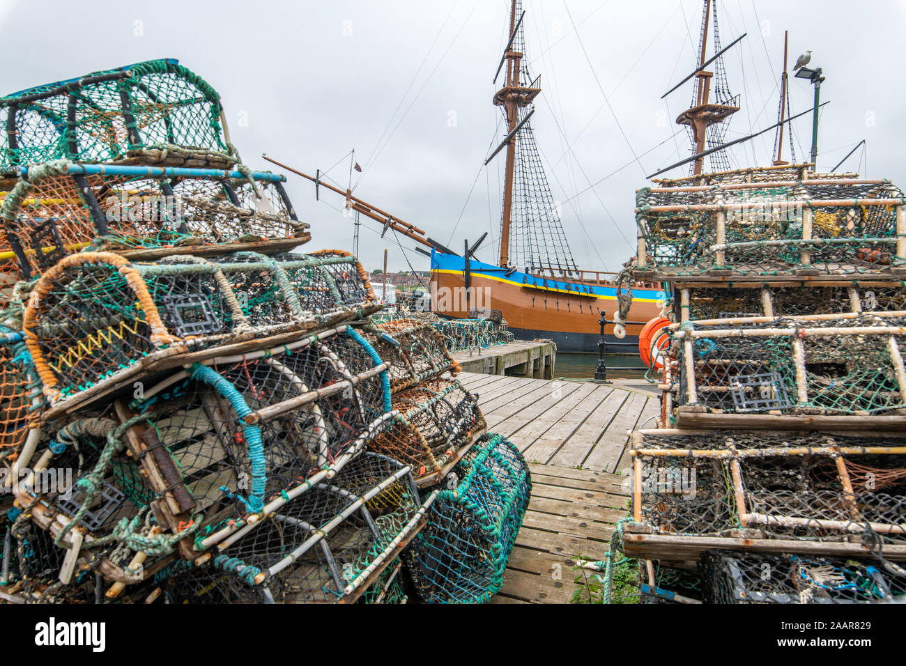 Fischernetze und Krabben Kisten sitzen auf den Docks von Whitby, Vereinigtes Königreich. Stockfoto