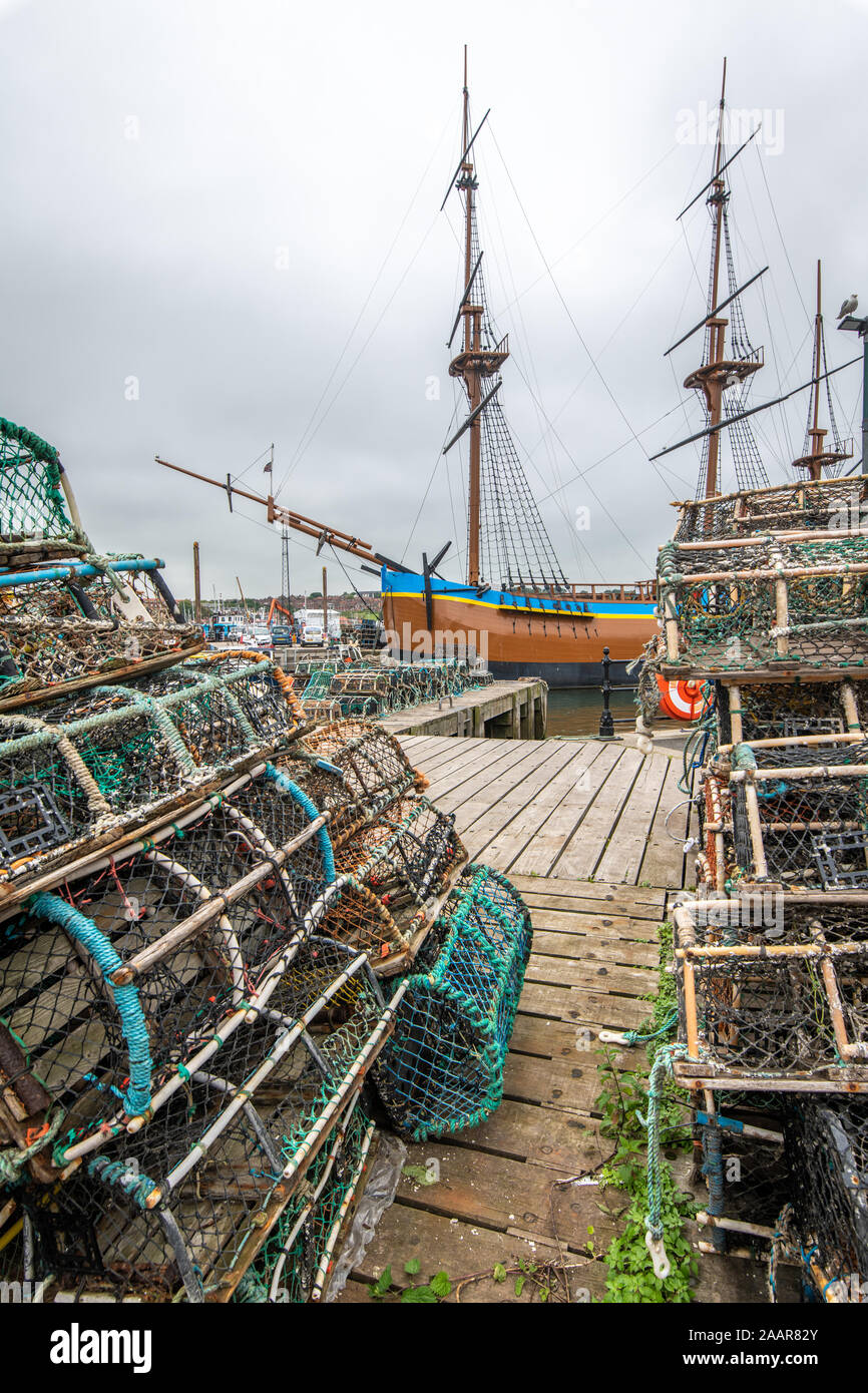 Fischernetze und Krabben Kisten sitzen auf den Docks von Whitby, Vereinigtes Königreich. Stockfoto