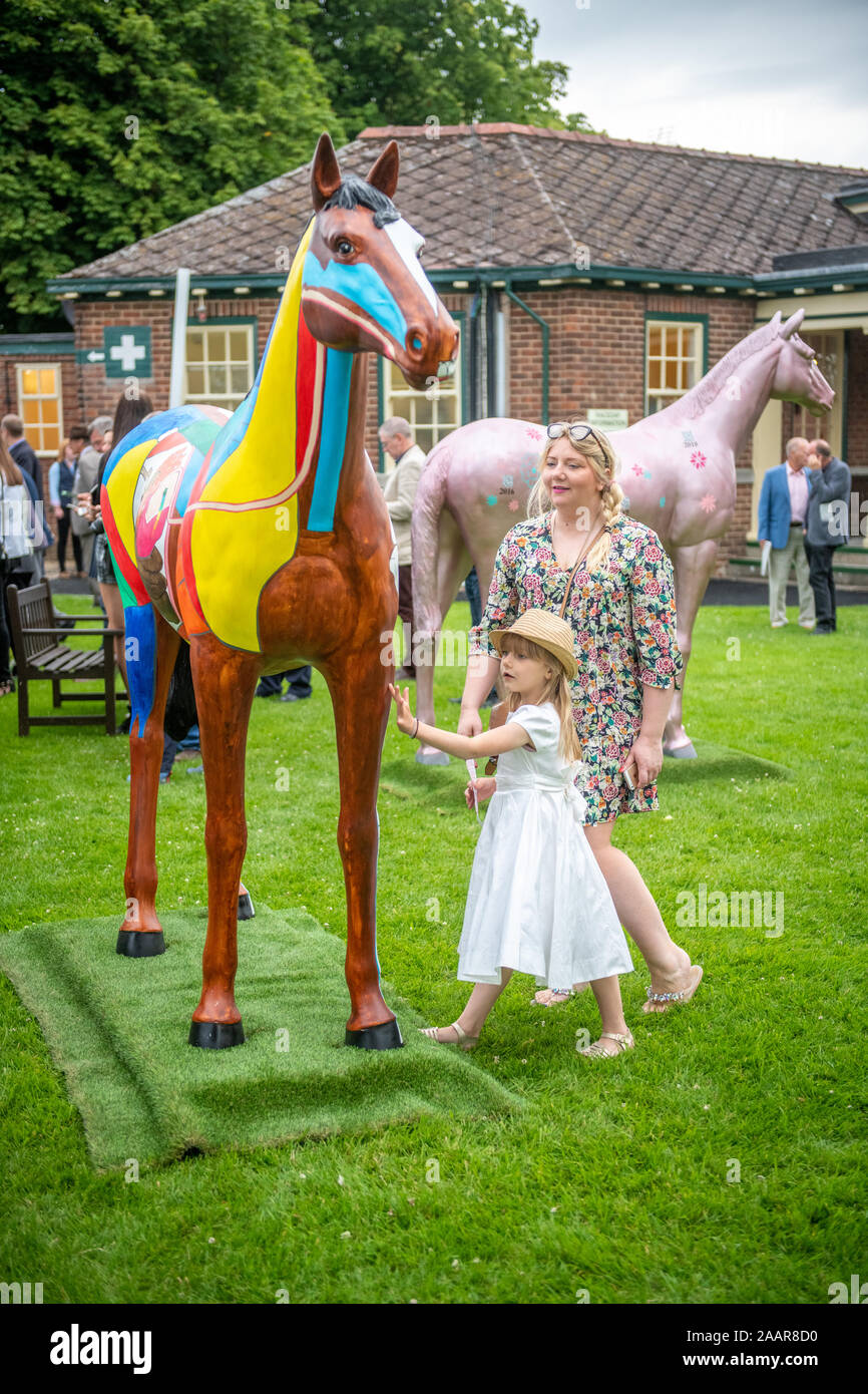 Eine Familie beobachtet Neugierig eine Statue in Ripon Rennen in England Stockfoto