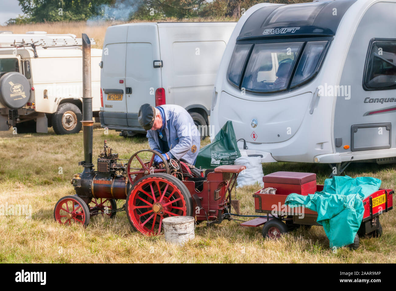 Ein Enthusiast der Arbeit an seinem Modell Dampfmaschine am2019 Sandringham Spiel & Country Fair. Stockfoto