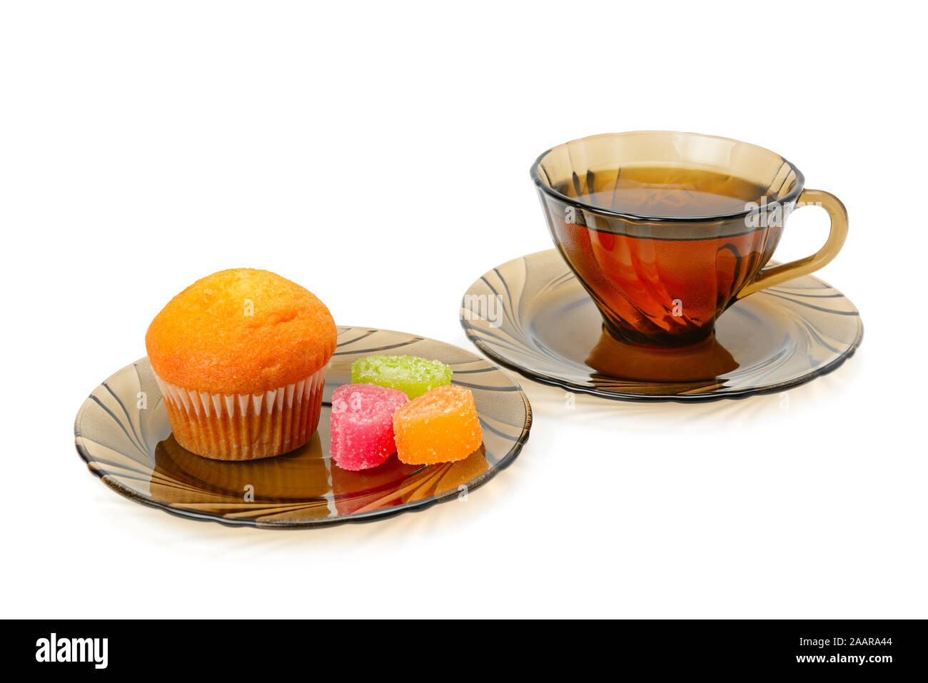 Tasse Kaffee, Kuchen und Marmelade auf weißem Hintergrund Stockfoto