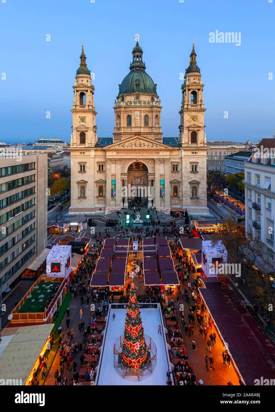 Weihnachtsmarkt in St. Stephen squaere, gegenüber der Basilika. Urlaub touristische Attraktion. Traditionelle Hungariyan Essen, handgemachte Geschenke und Geschenke. Stockfoto