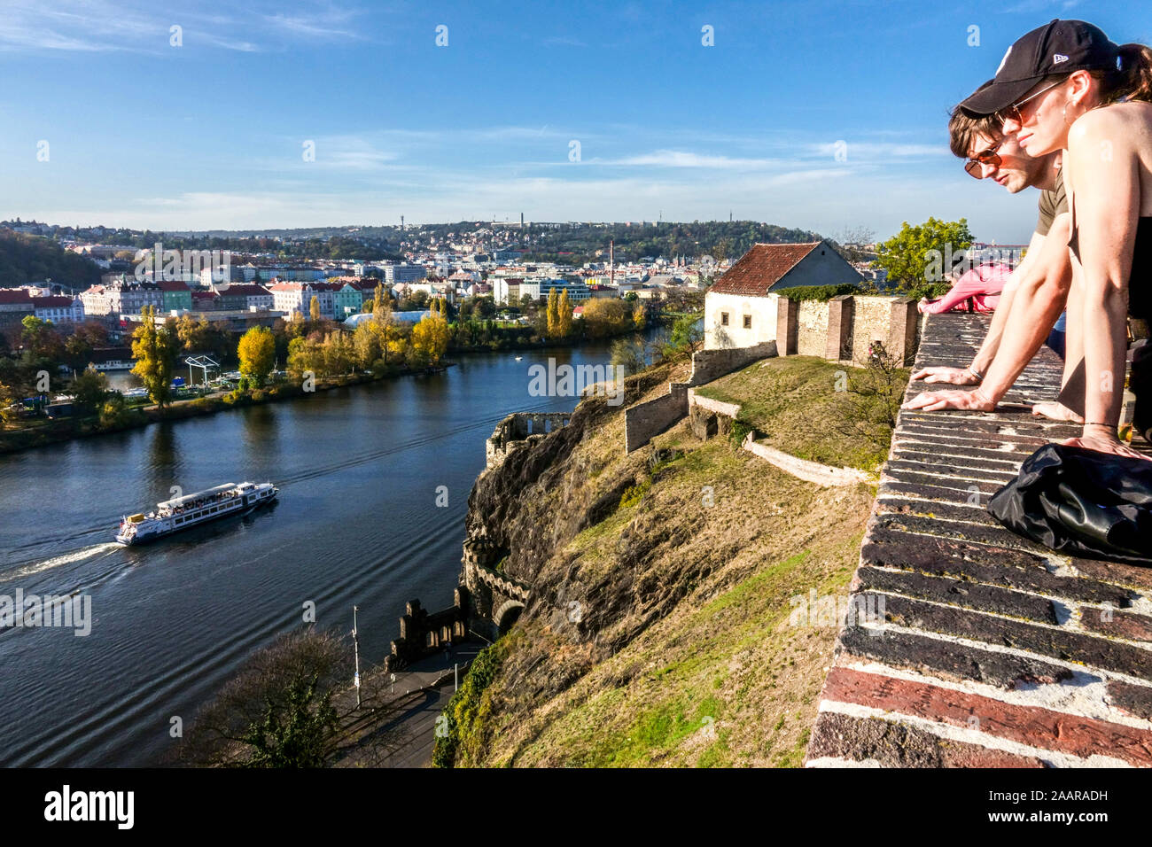 Junge Leute beobachten das Moldau-Tal von der Befestigungsanlagen von Vysehrad Prag Fluss Tschechische Republik Vysehrad Prag Ansicht Stockfoto