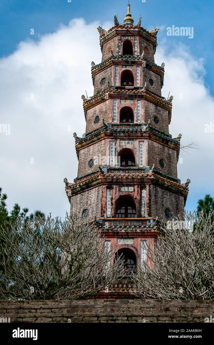 Der achteckige Turm, Symbol der Stadt Hue, im Park der Pagode Thien Mu. Stockfoto