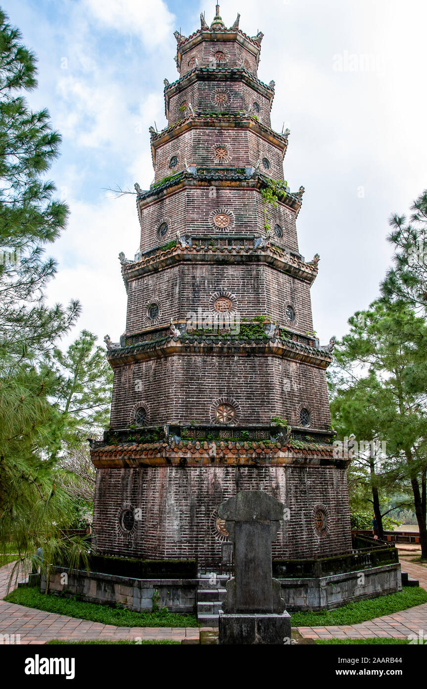 Der achteckige Turm, Symbol der Stadt Hue, im Park der Pagode Thien Mu. Stockfoto