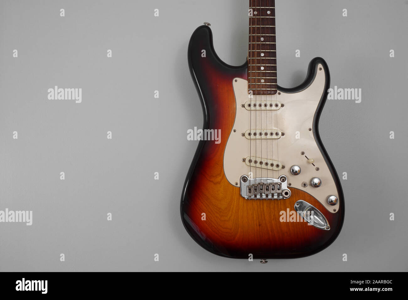 Nachrichtentext einer E-Gitarre auf grauem Hintergrund Stockfoto