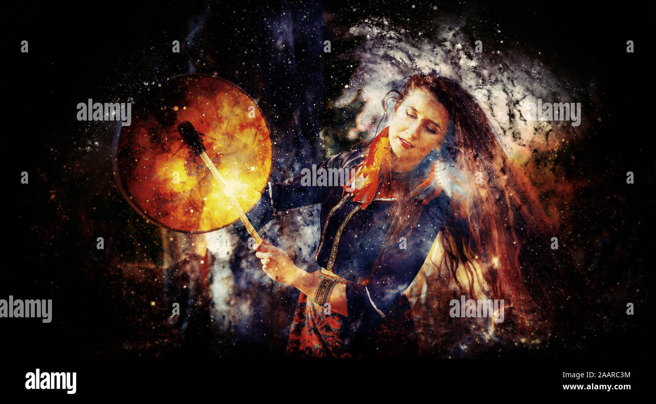 Schamanische Mädchen mit Frame Drum auf abstrakten strukturierten Raum Hintergrund Stockfoto