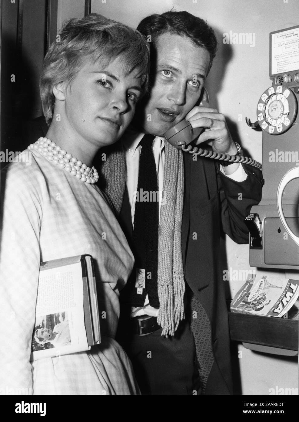 Sept. 09, 1960 - New York, New York, USA - Paul Newman, rechts, und seine Akademie preisgekrönte Frau, Joanne Woodward, nehmen Sie sich einen Augenblick Zeit, Freunde bei der Ankunft am New York International Airport über TWA superjet von Los Angeles zu nennen. Sie vor kurzem kam aus Israel, wo Newman vor Ort wurde für seine Rolle in "Exodus". (Bild: © Keystone Presse Agentur/Keystone USA über ZUMAPRESS.com) Stockfoto