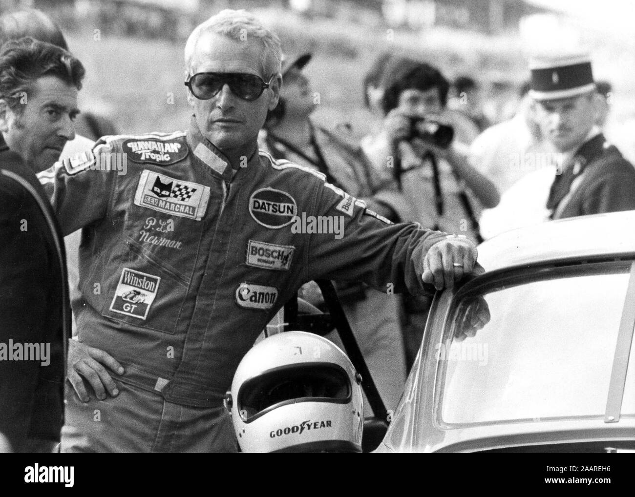 1. Jan. 1979 - Le Mans, Frankreich - Paul Newman lehnt sich an einem Rennwagen, mit Sonnenbrille und ein Rennen, während der 24 Stunden von Le Mans Auto Rennen in Frankreich. (Bild: © Keystone Presse Agentur/Keystone USA über ZUMAPRESS.com) Stockfoto