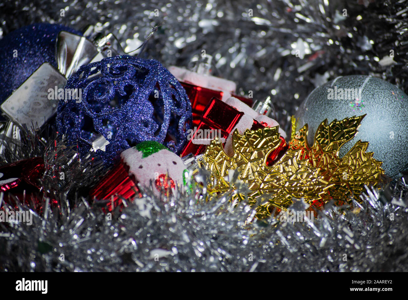 Weihnachtsschmuck auf silberner Lametta, Foto-Illustration, Foto-Illustration Stockfoto