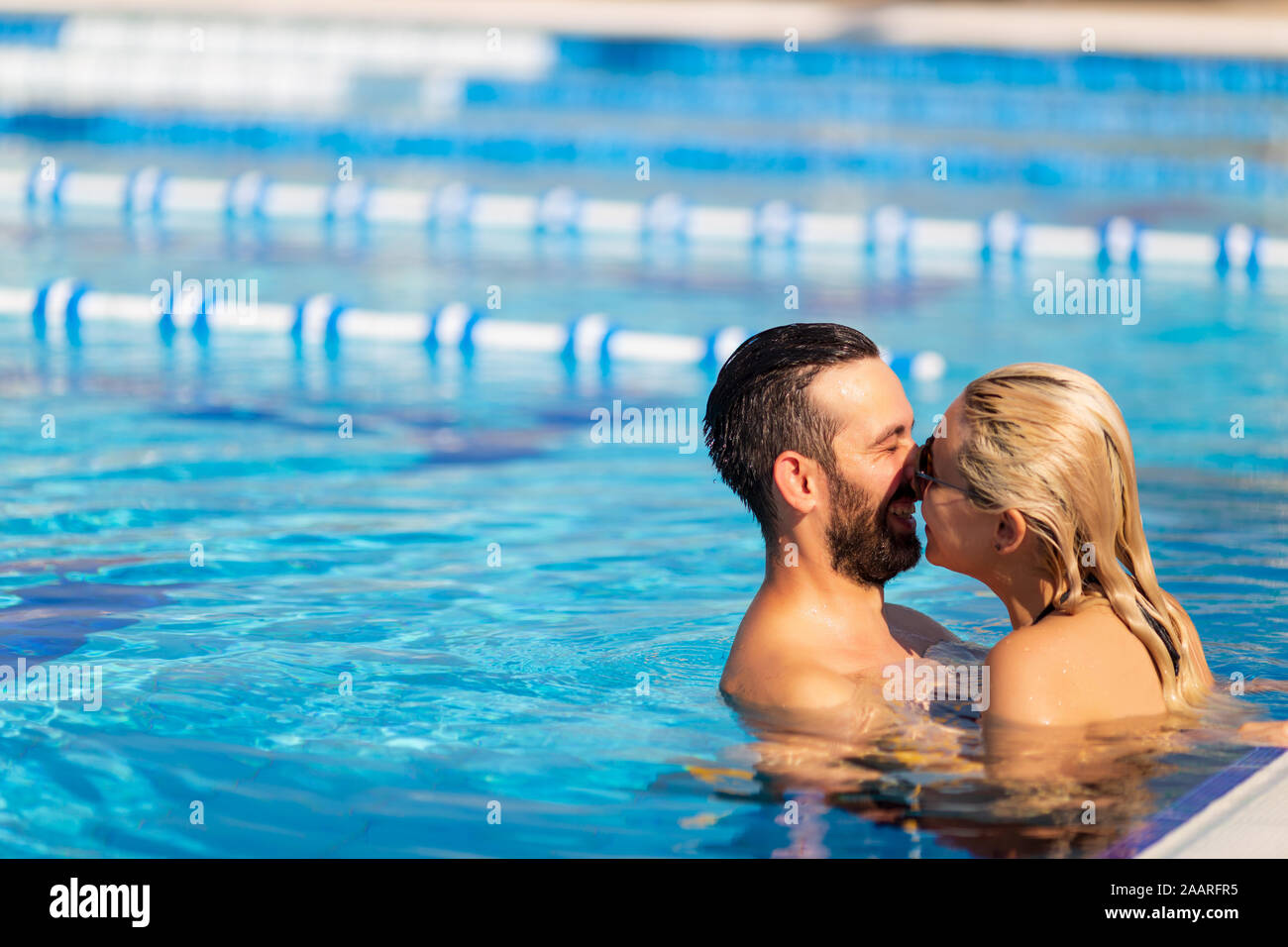 Junges Paar ist das Schwimmen im Pool und Lachen. Sommer Urlaub Stockfoto