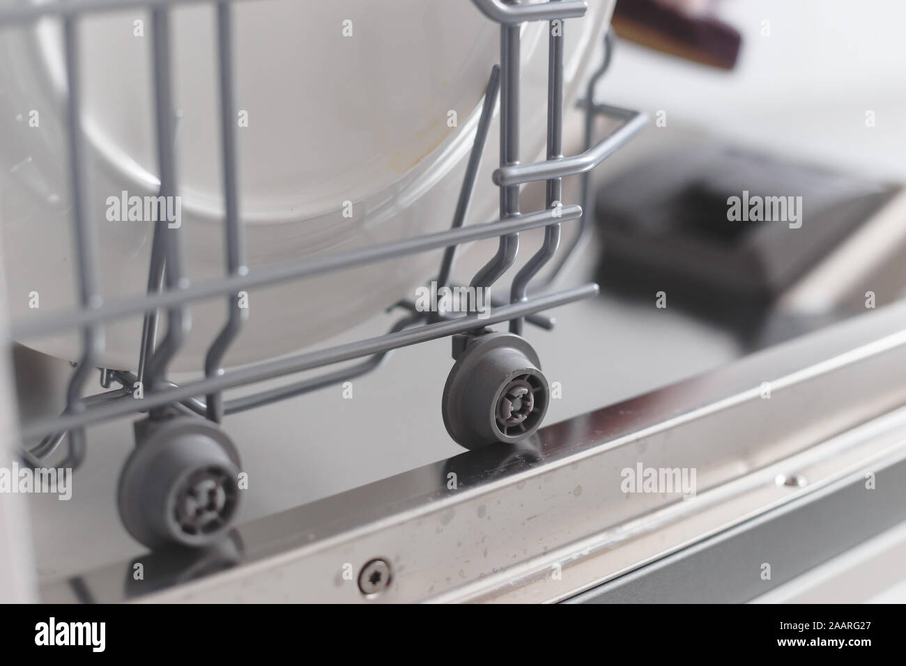 Nahaufnahme der ausziehbaren Regal auf Rädern in der Spülmaschine. Stockfoto