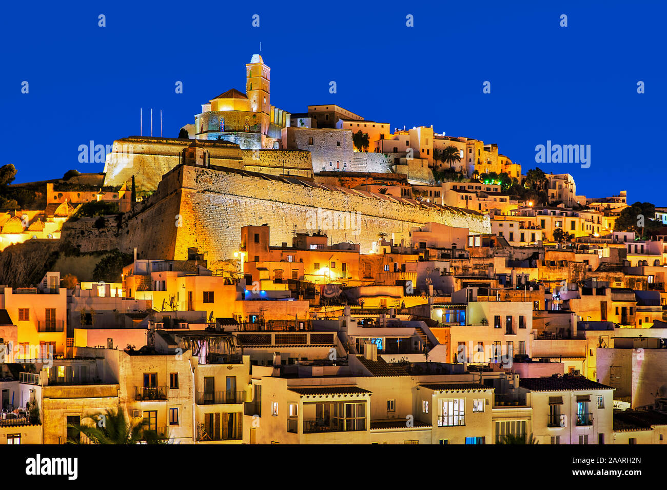 Ibiza Stadt und der Kathedrale Santa Maria d'Eivissa bei Nacht, Ibiza, Balearen, Spanien. Stockfoto