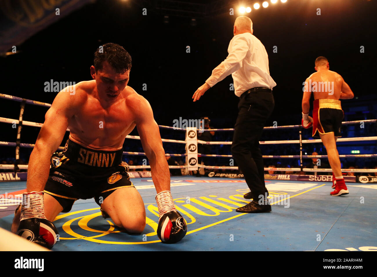 Craig Glover (links) auf dem Boden während der freien Commonwealth Cruiserweight Titel an die M&S-Bank Arena, Liverpool. Stockfoto