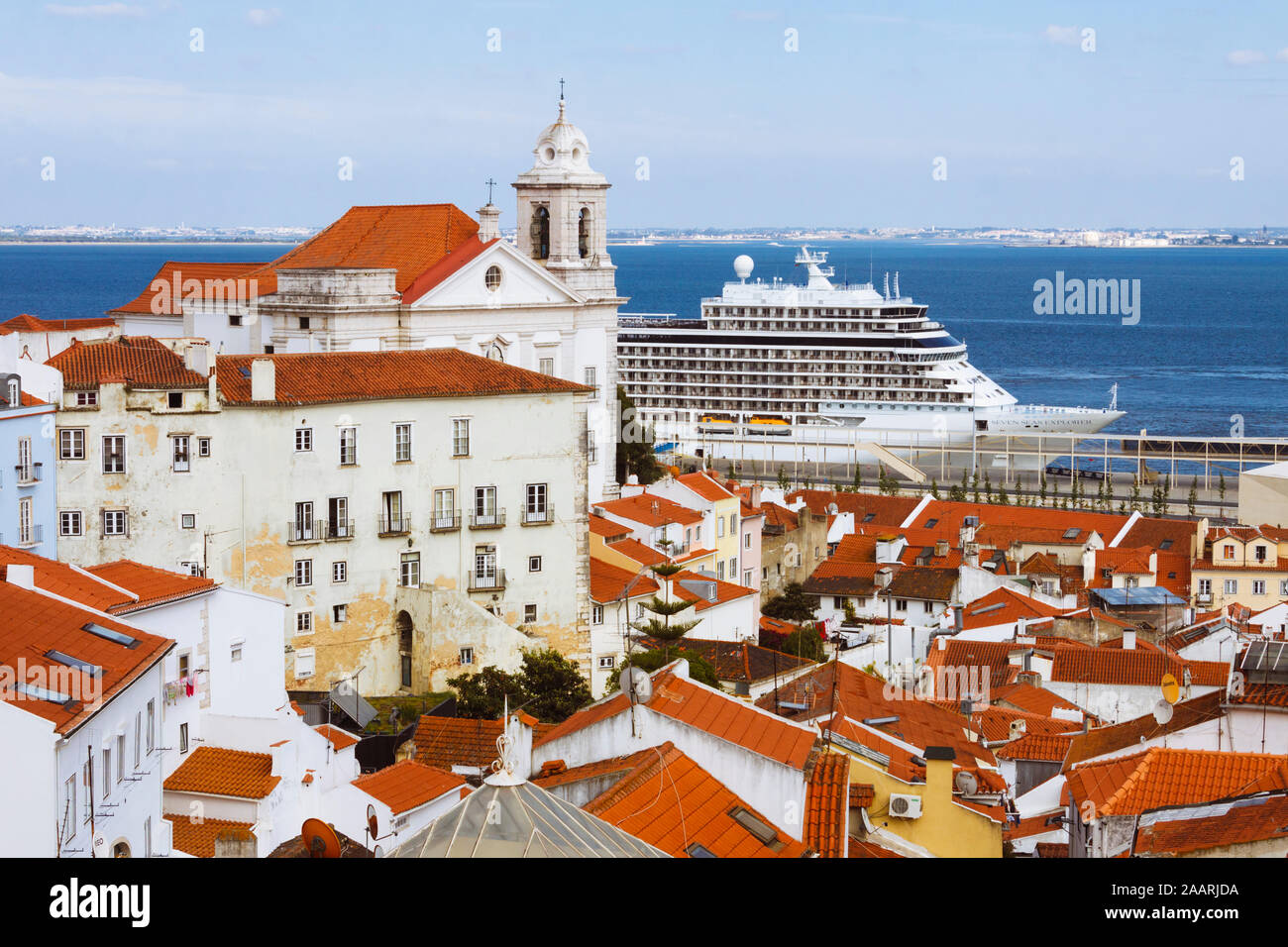 Lissabon Portugal Ein Grosses Kreuzfahrtschiff Nis Gunstig Neben Der Alfama Altstadt Ab Dem Miradouro Das Portas Do Sol Sicht Gesehen Stockfotografie Alamy