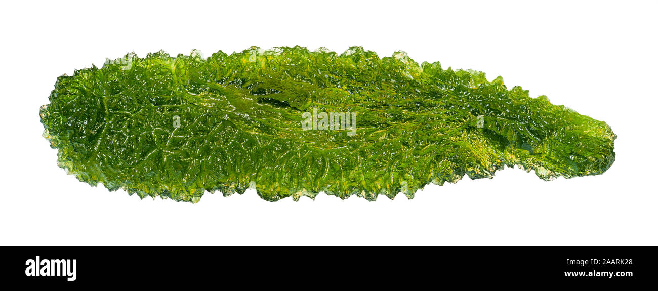 Grüne längliche moldavite Edelstein detail. Kosmische Glas auf einem weißen Hintergrund. Amorphes Silica. Moosige Optik. Rauhe ungleiche surfacace Textur. Stockfoto