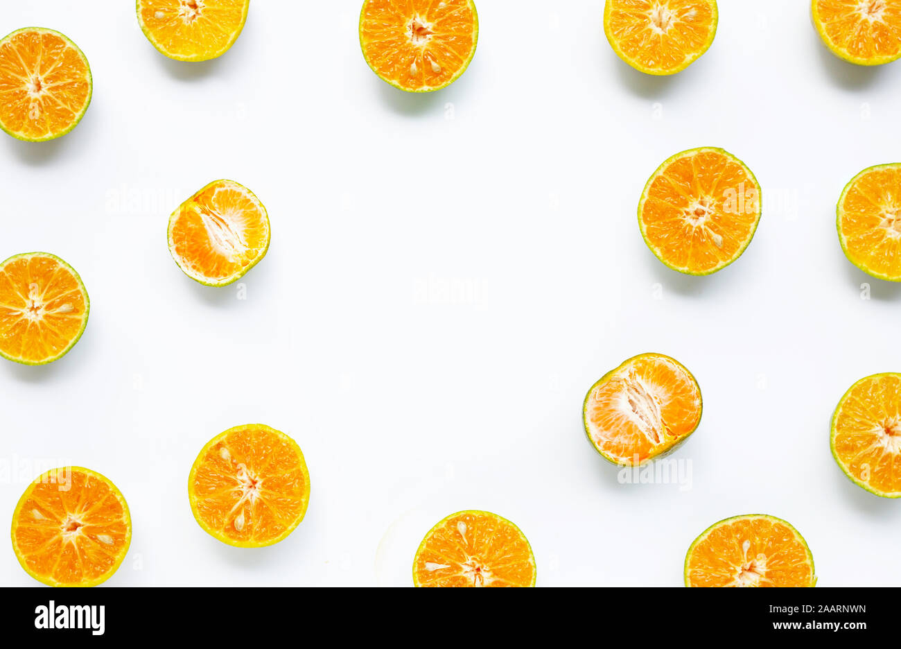Rahmen aus Fesh orange auf weißem Hintergrund. Stockfoto