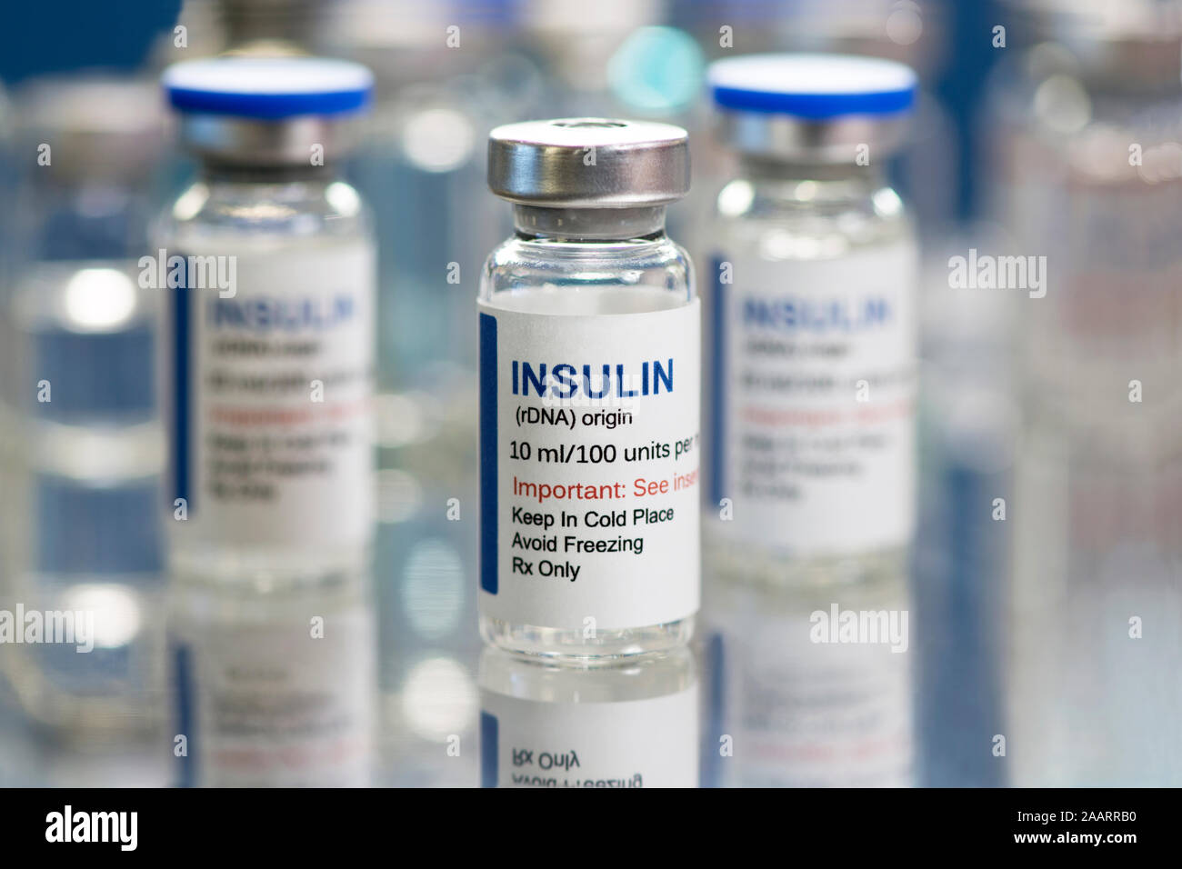 Insulin Ampullen auf Mahlzeit Fach mit Durchstechflaschen aus Glas im Hintergrund. Stockfoto