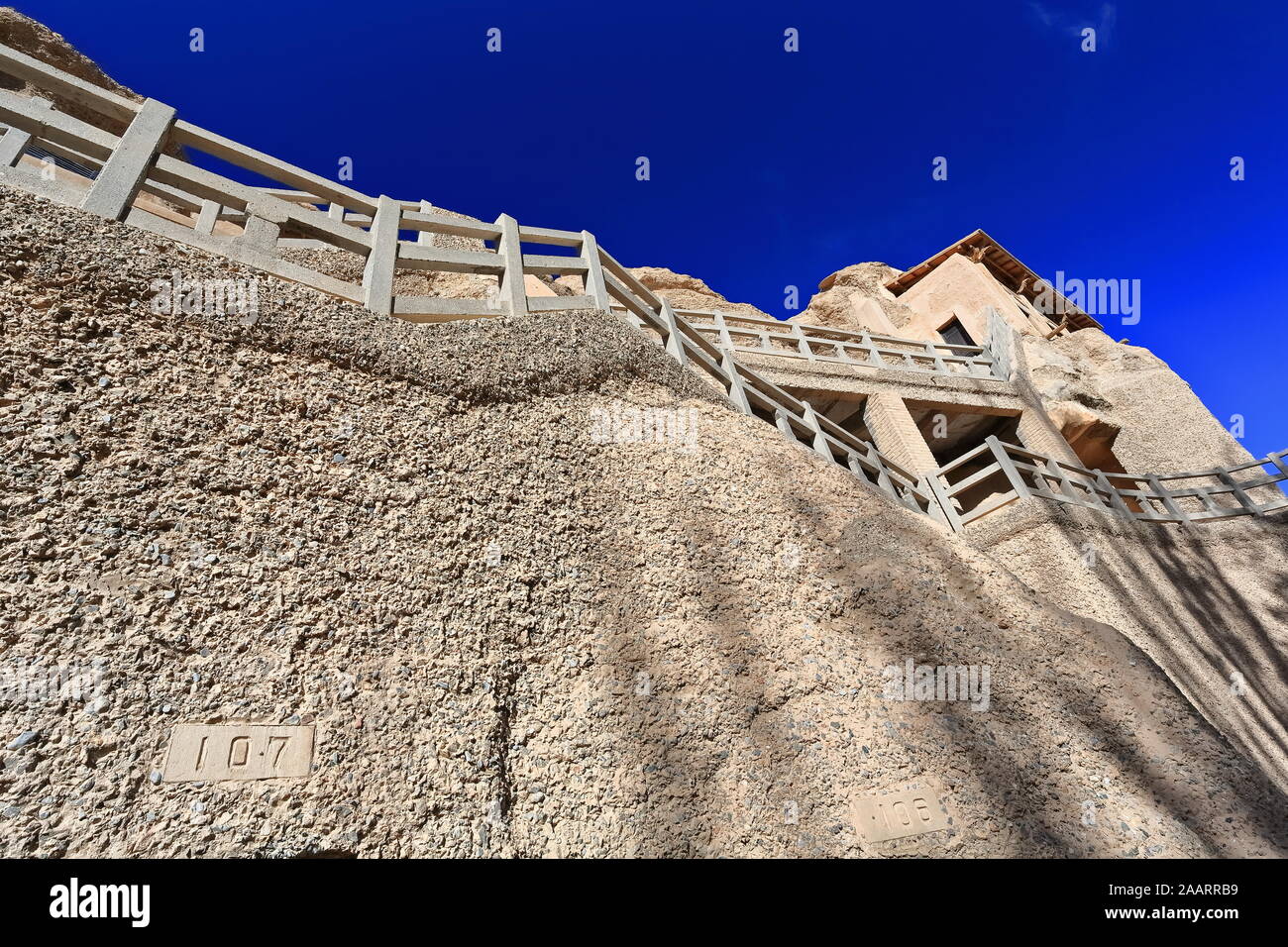 Gehwege, Durchgänge und Gänge zum Besuch der buddhistischen Mogao-Höhlen. Dunhuang-Gansu Provinz-China-0614 Stockfoto