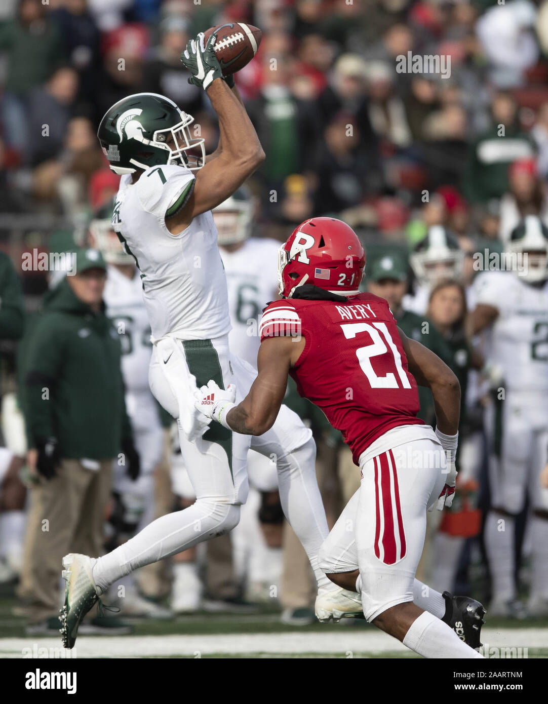 Piscataway, New Jersey, USA. 23 Nov, 2019. Die Michigan State CODY WHITE bringt eine Kugel gegen Rutgers TREY AVERY für eine Rezeption während Spiel Action bei SHI Stadion in Piscataway, New Jersey. Michigan State heraus geschlossen Rutgers 27-0 Credit: Brian Zweig Preis/ZUMA Draht/Alamy leben Nachrichten Stockfoto