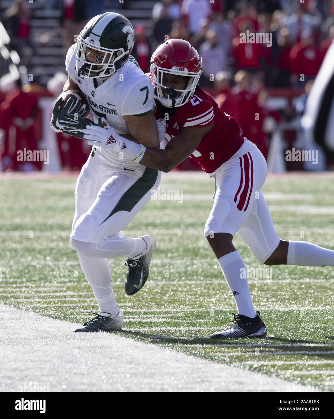 Piscataway, New Jersey, USA. 23 Nov, 2019. Links der Michigan State CODY WHITE out of bounds TRE AVERY nach Abschluss einer Rezeption während Spiel Action bei SHI Stadion in Piscataway, New Jersey ausgeführt wird. Michigan State heraus geschlossen Rutgers 27-0 Credit: Brian Zweig Preis/ZUMA Draht/Alamy leben Nachrichten Stockfoto