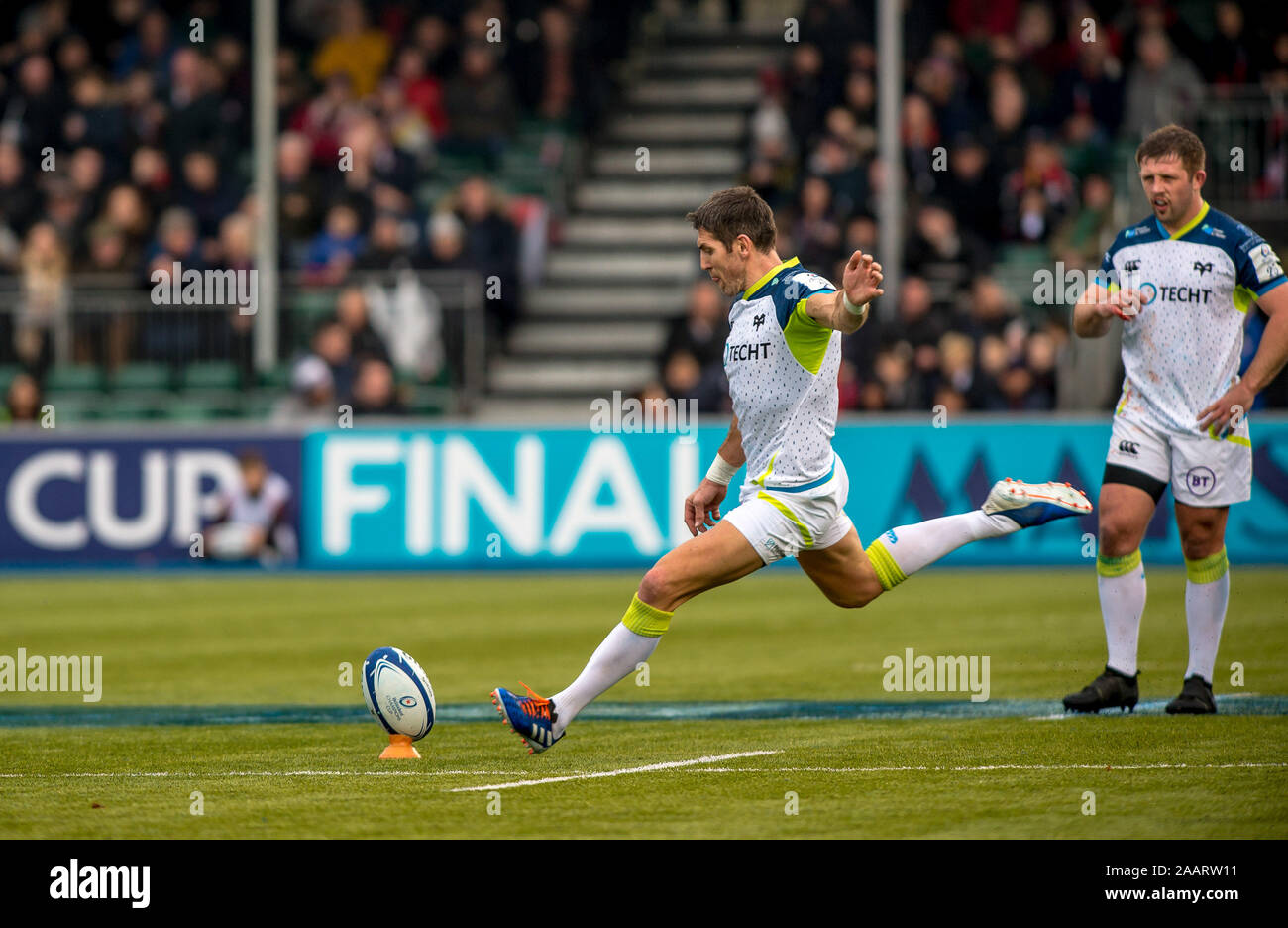 London, Großbritannien. 23 Nov, 2019. James Hook der Fischadler Kicks für die Beiträge im Rahmen des Europäischen Rugby Champions Cup Match zwischen Sarazenen und Fischadler in der Allianz Park, London, England am 23. November 2019. Foto von Phil Hutchinson. Nur die redaktionelle Nutzung, eine Lizenz für die gewerbliche Nutzung erforderlich. Keine Verwendung in Wetten, Spiele oder einer einzelnen Verein/Liga/player Publikationen. Credit: UK Sport Pics Ltd/Alamy leben Nachrichten Stockfoto