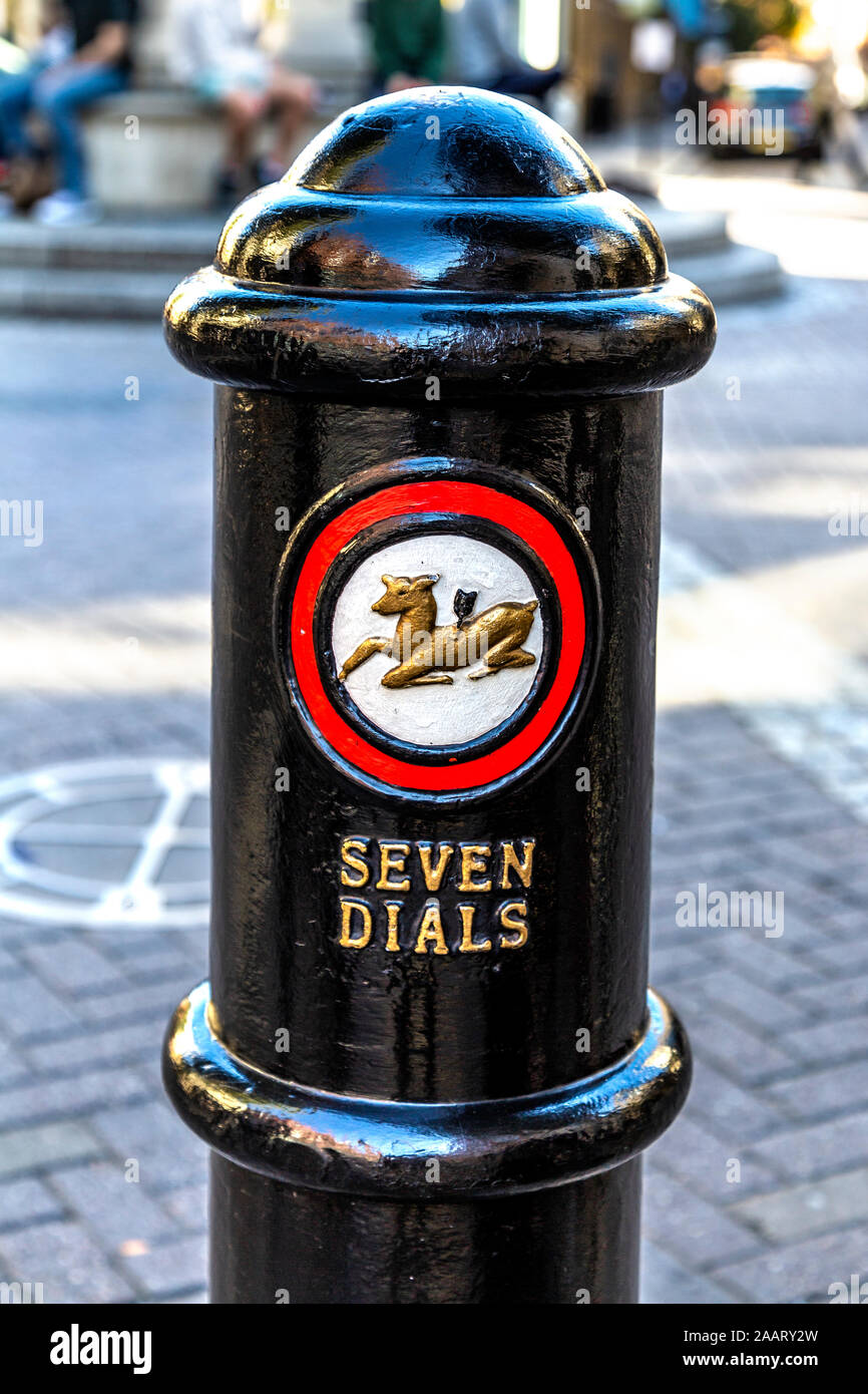 Dekorierter Poller in Seven Dials, Covent Garden, London, Großbritannien Stockfoto