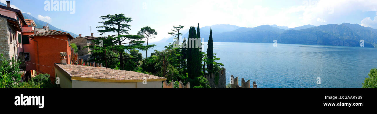 Gardasee gesehen vom Scalieri Burg in Malcesine, einem der schönen Städte am Ufer des Sees in Norditalien Stockfoto