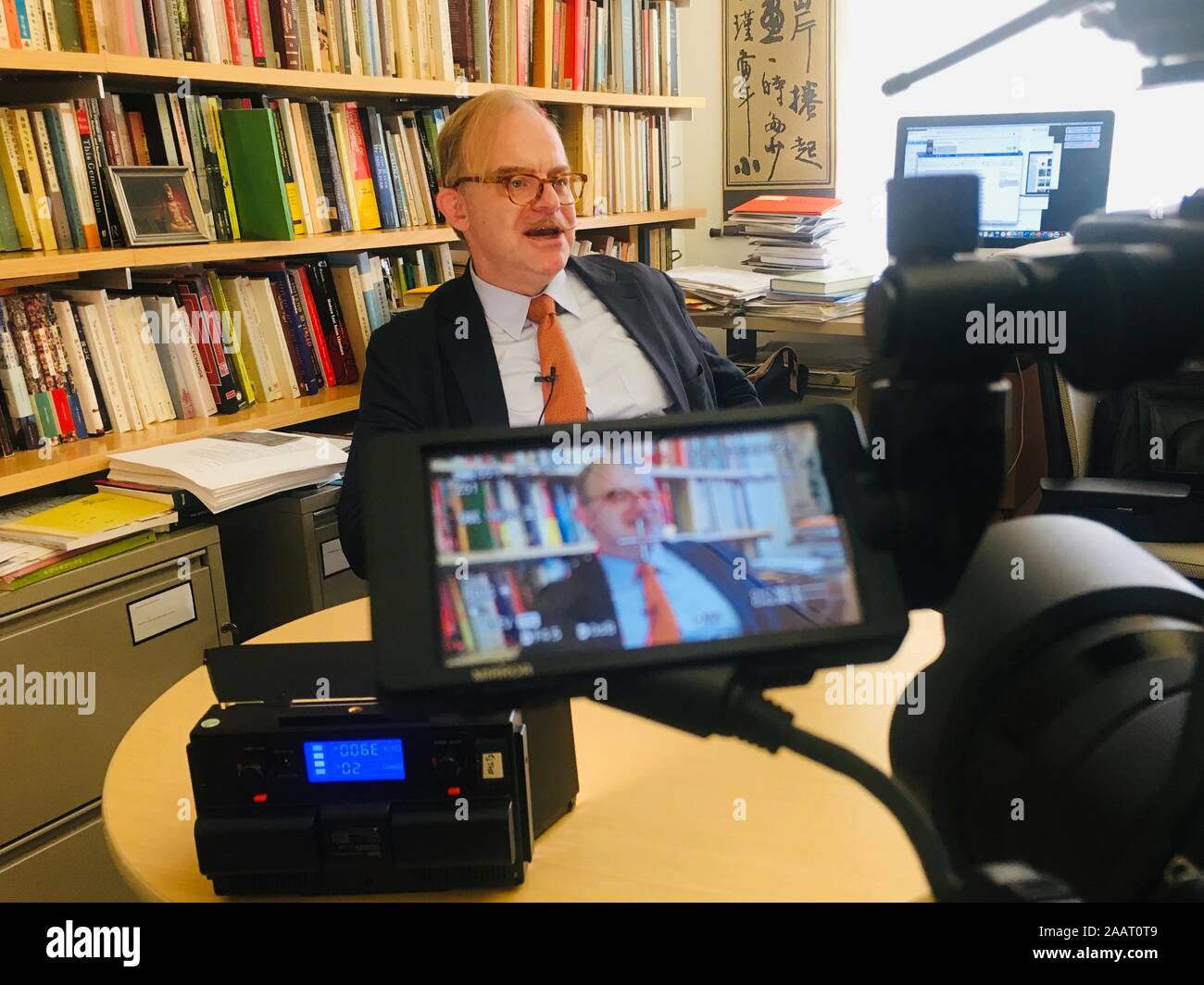 New York, USA. 12 Sep, 2019. Charles A. Laughlin, Inhaber des Lehrstuhls für Ostasiatische Sprachen, Literaturen und Kulturen an der Universität von Virginia, spricht in einem Interview mit der Nachrichtenagentur Xinhua in seinem Büro in Virginia, USA, Sept. 12, 2019. Für Charles A. Laughlin, es hat schon seine "kongeniale Karriere', zu studieren und zu zeitgenössischen und heutigen alter chinesischer Literatur übersetzen. Credit: Zhou Sa'ang/Xinhua/Alamy leben Nachrichten Stockfoto