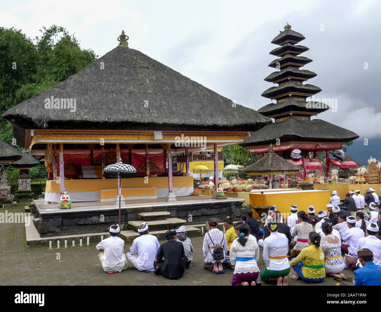 BEDUGUL, Indonesien März, 15, 2018: Hindu Anbeter in einem Innenhof von Pura Danu Bratan Tempel sitzen in Bali. Stockfoto