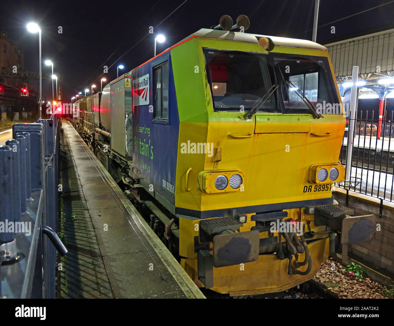 British Rail Network Rail MPV DR98951 - Clearing Britains Railways - am Warrington Bank Quay, West Coast Mainline WCML bei Nacht Stockfoto
