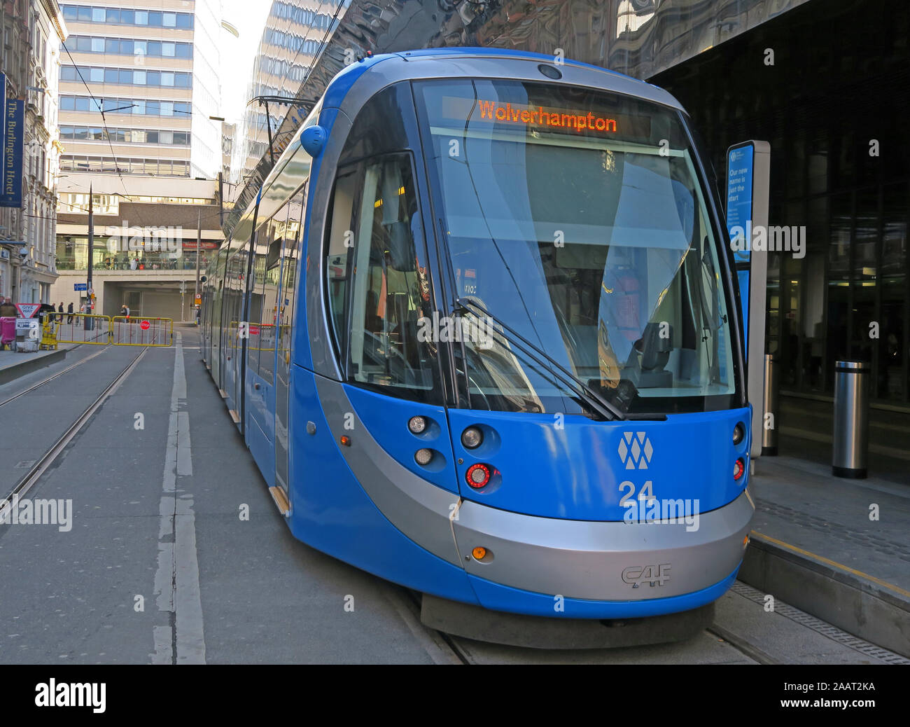 CAF Birmingham blaue Straßenbahn in Wolverhampton, in der New Street Birmingham, West Midlands, England, Großbritannien Stockfoto
