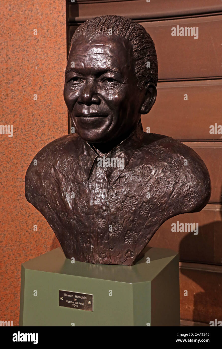 Nelson Mandela Statue, Glasgow City Chambers Eingang, von Deirdre Nicholls, 2014 Stockfoto