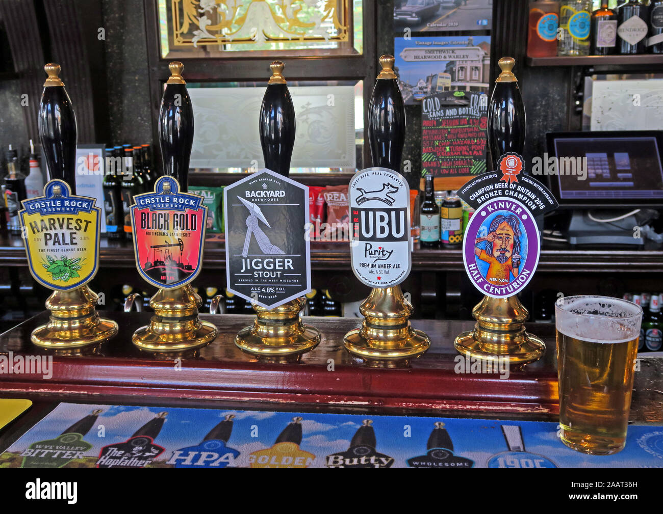 Biere von Castle Rock, Backyard, Kinver, in der Woodman Real Ale Pub Bar, New Canal St, Birmingham, West Midlands, England, GB, B5 5RV Stockfoto