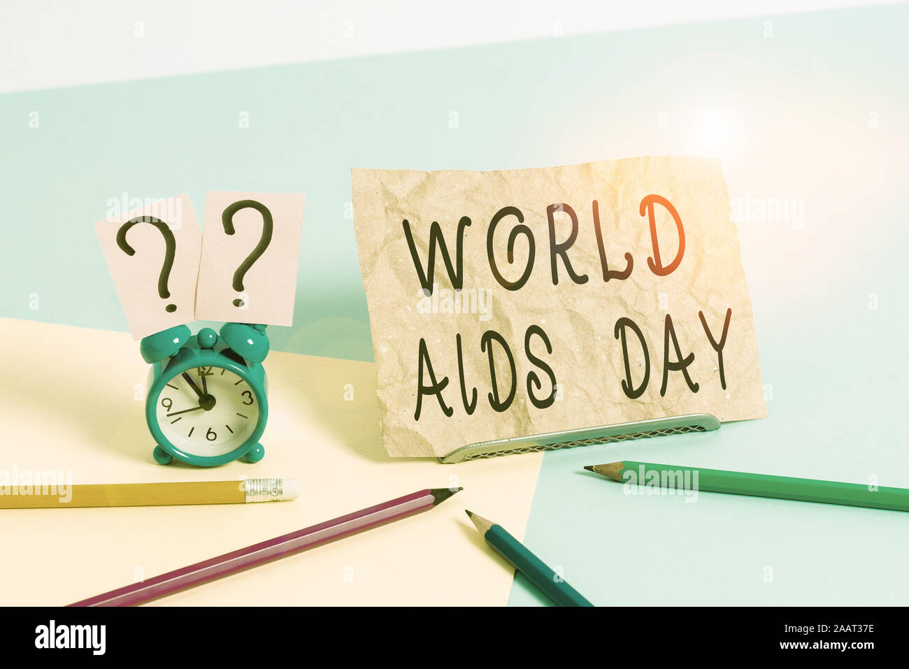 Konzeptionelle Hand schreiben, Welt-AIDS-Tag. Begriff Sinne 1. Dezember zur Sensibilisierung der AIDS-Mini Größe Wecker neben s gewidmet Stockfoto