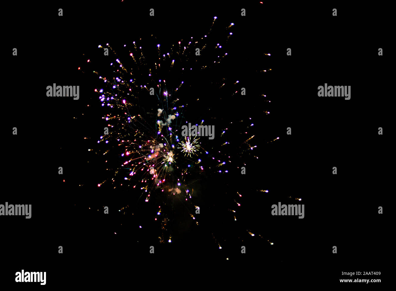 Abstrakte Explosionen von Feuerwerkskörpern in der Dunkelheit Stockfoto