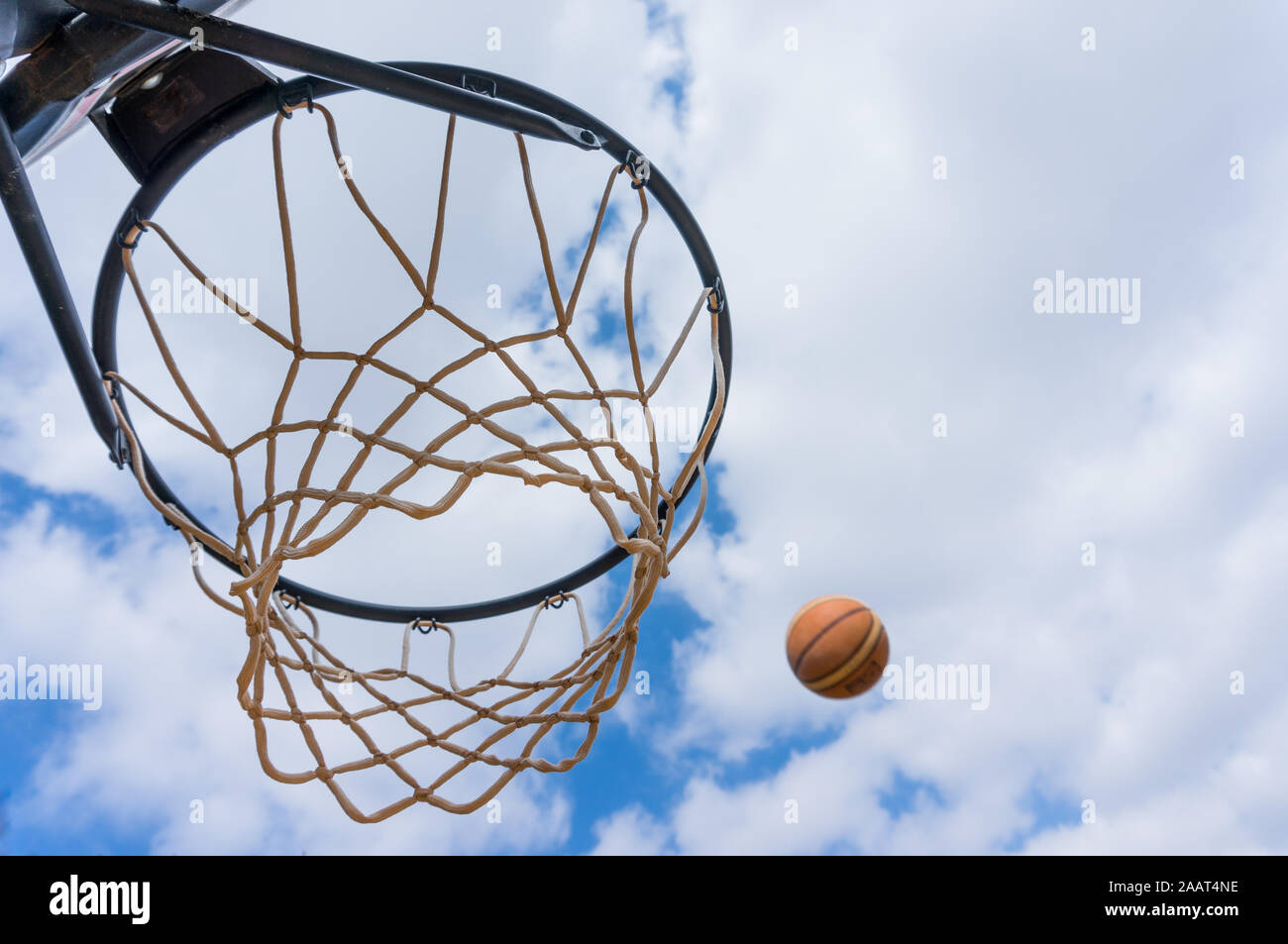 Basketball werfen in street Basketball mit blauem Himmel und weißen Wolken Stockfoto