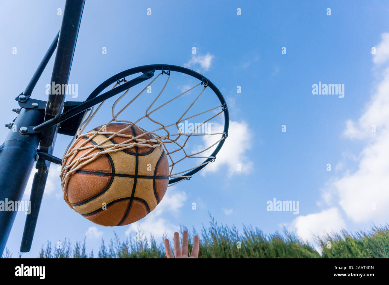 Basketball Ball geben Sie den Korb in einem Schießen im Freien swish mit  blauem Himmel Stockfotografie - Alamy